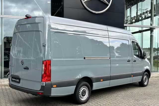 Mercedes-Benz Sprinter (2024) thumbnail 2