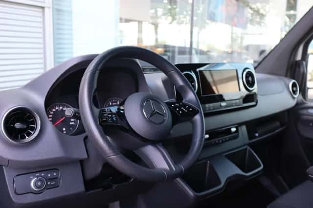 Mercedes-Benz Sprinter (2024) thumbnail 3