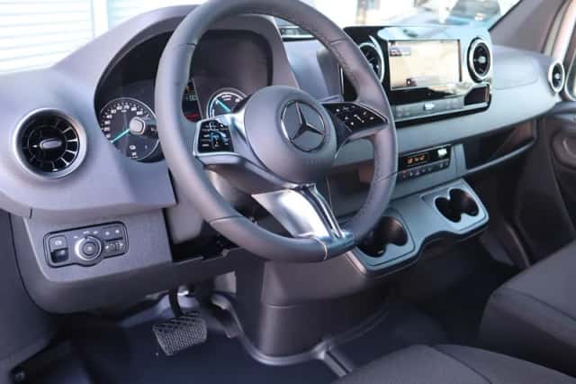 Mercedes-Benz eSprinter (2026) thumbnail 3