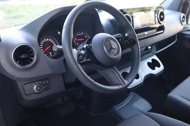 Mercedes-Benz Sprinter (2026) thumbnail 3