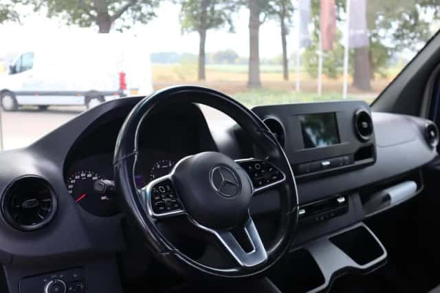 Mercedes-Benz Sprinter (2023) thumbnail 3