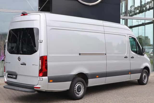 Mercedes-Benz Sprinter (2023) thumbnail 2