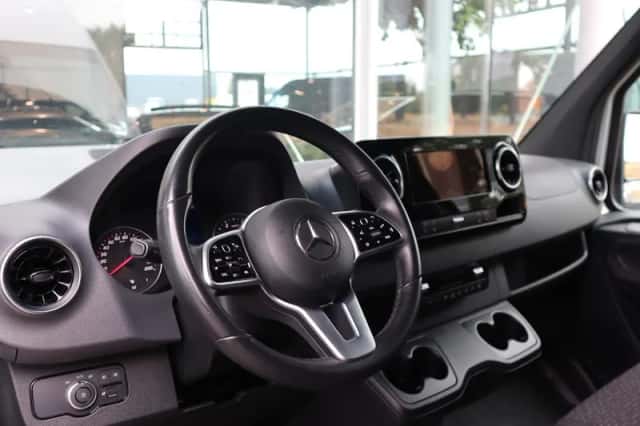 Mercedes-Benz Sprinter (2023) thumbnail 3