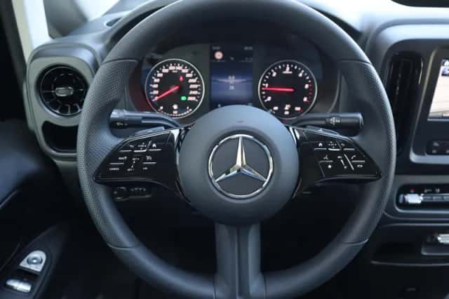 Mercedes-Benz Vito (2026) thumbnail 6