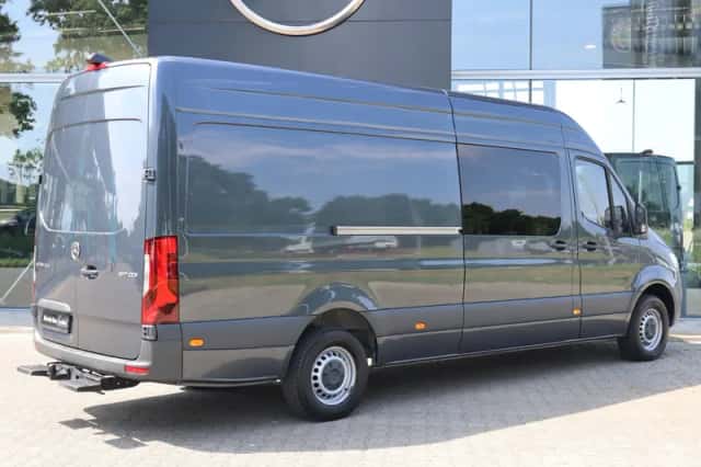 Mercedes-Benz Sprinter (2024) thumbnail 2