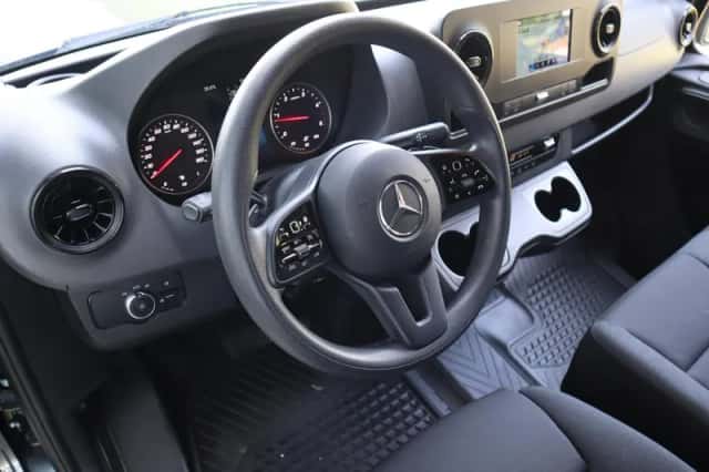 Mercedes-Benz Sprinter (2024) thumbnail 3