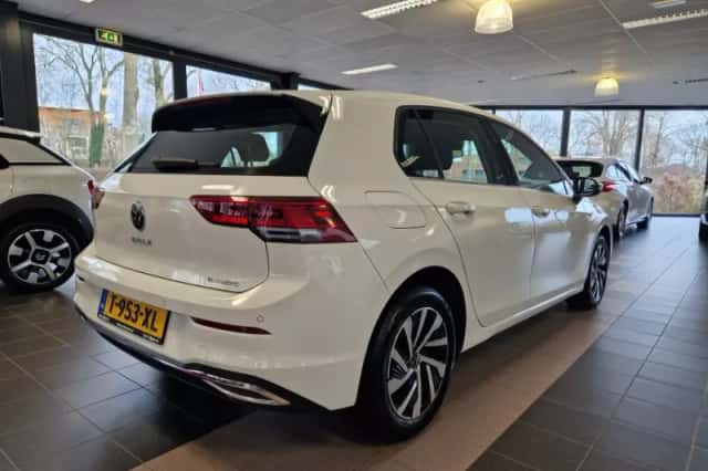 Volkswagen Golf (2021) thumbnail 4