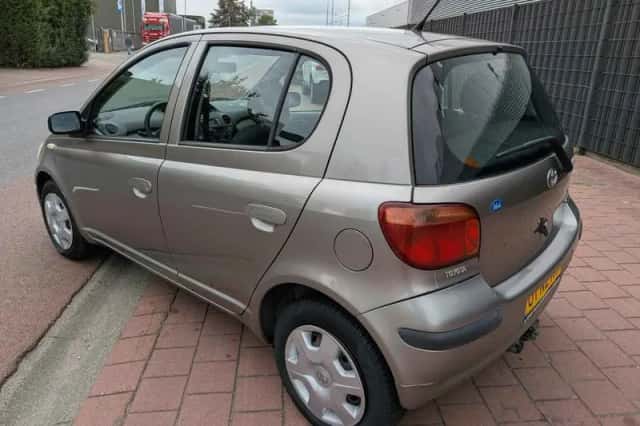 Toyota Yaris (2004) thumbnail 3