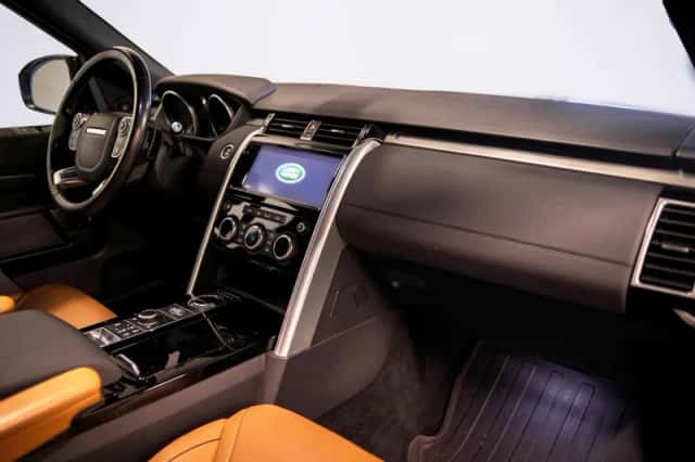 Land Rover Discovery (2017) thumbnail 3