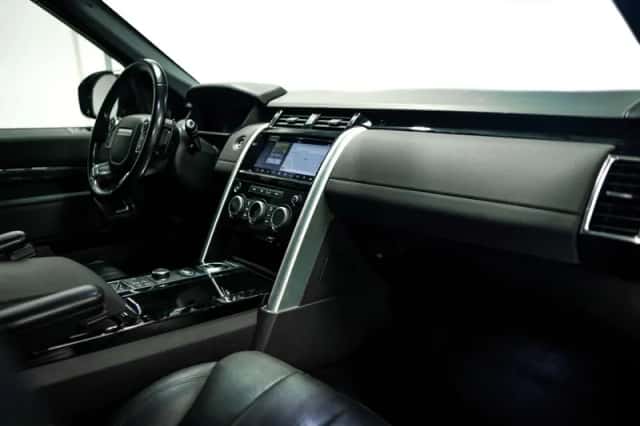Land Rover Discovery (2019) thumbnail 3