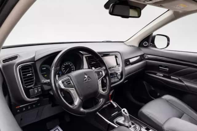 Mitsubishi Outlander (2018) thumbnail 2