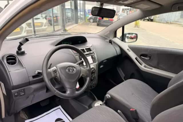 Toyota Yaris (2009) thumbnail 2