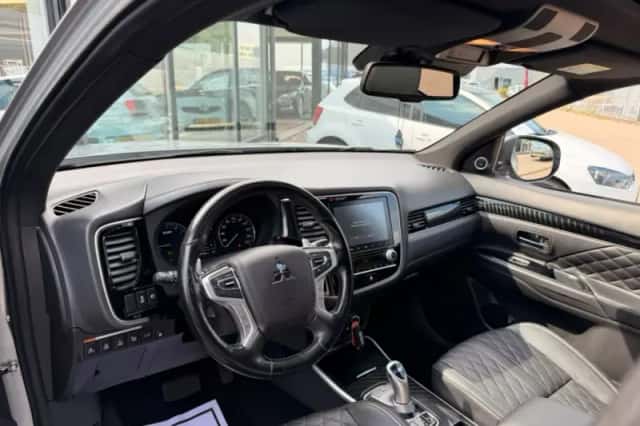 Mitsubishi Outlander (2019) thumbnail 2