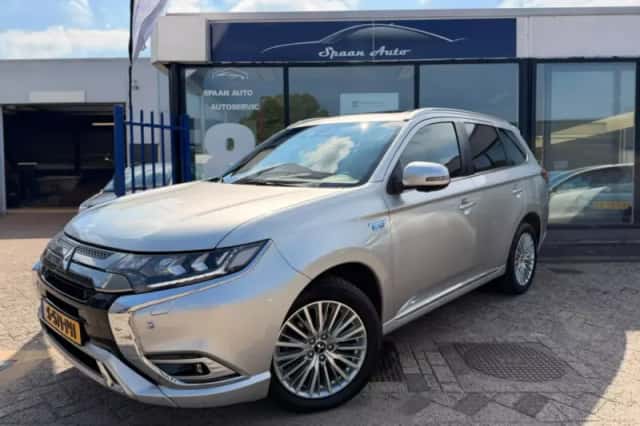 Mitsubishi Outlander (2019) thumbnail 4