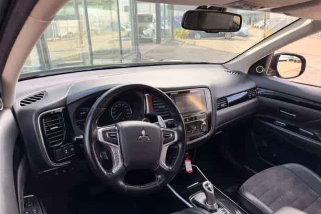 Mitsubishi Outlander (2019) thumbnail 2