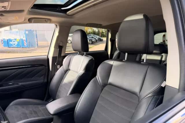 Mitsubishi Outlander (2019) thumbnail 6