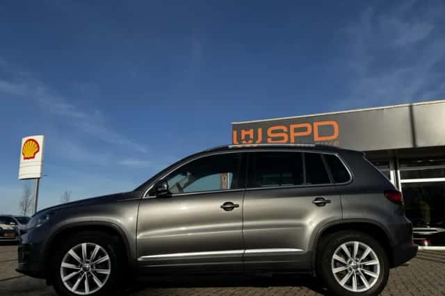 Volkswagen Tiguan (2015) thumbnail 3