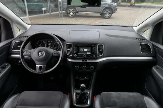 Volkswagen Sharan (2013) thumbnail 2