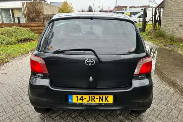 Toyota Yaris (2002) thumbnail 3
