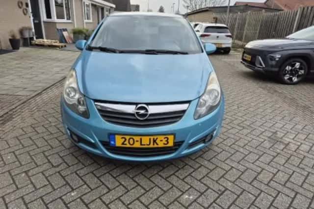Opel Corsa (2010) thumbnail 2
