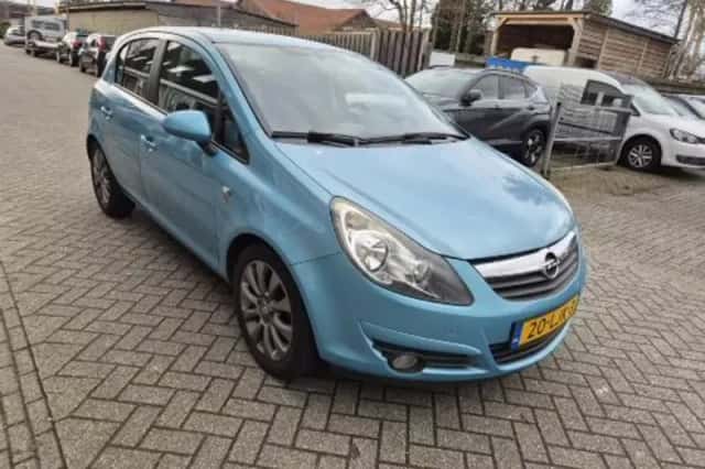Opel Corsa (2010) thumbnail 3