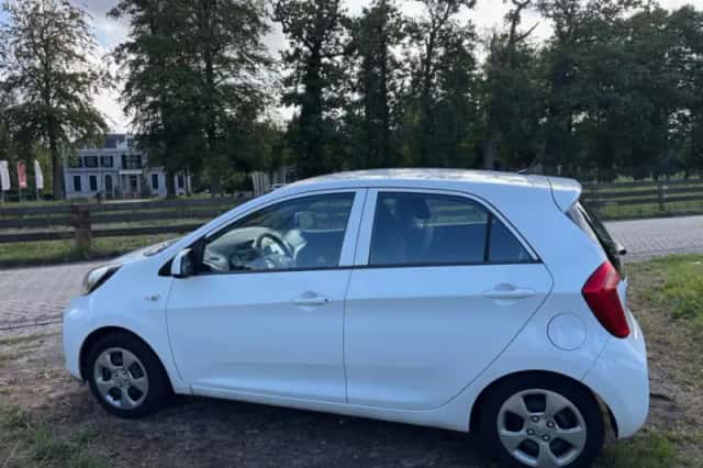 Kia Picanto (2015) thumbnail 4
