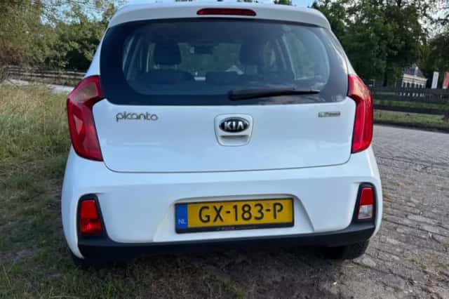 Kia Picanto (2015) thumbnail 5