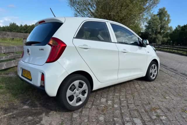 Kia Picanto (2015) thumbnail 6