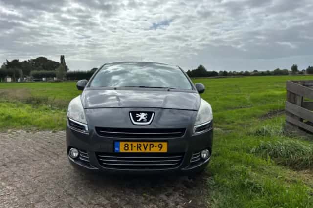 Peugeot 5008 (2011) thumbnail 2