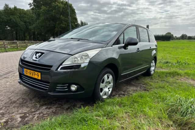 Peugeot 5008 (2011) thumbnail 3