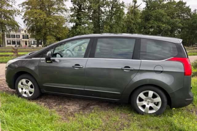 Peugeot 5008 (2011) thumbnail 4