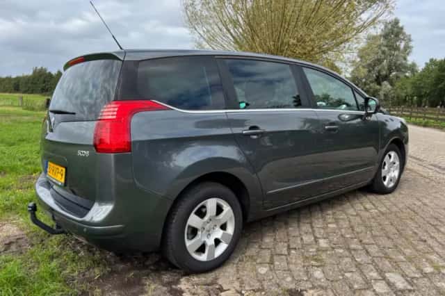 Peugeot 5008 (2011) thumbnail 6