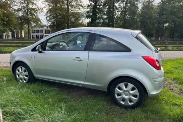 Opel Corsa (2012) thumbnail 4