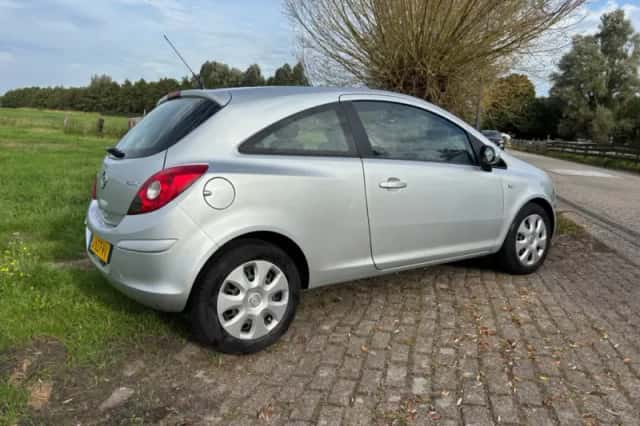 Opel Corsa (2012) thumbnail 6