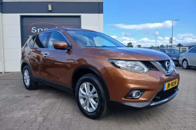Nissan X-Trail (2016) thumbnail 1