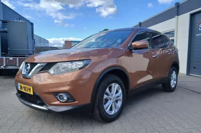Nissan X-Trail (2016) thumbnail 2