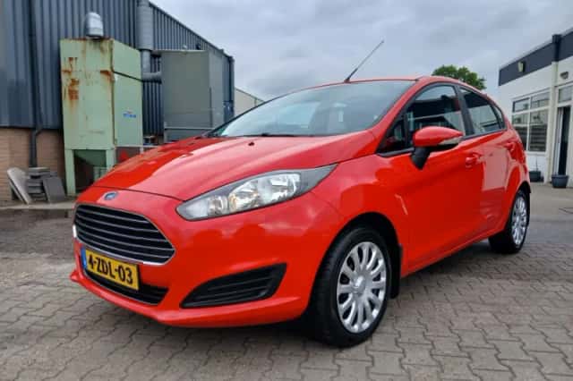 Ford Fiesta (2014) thumbnail 2