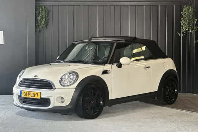 MINI Cabrio (2011) thumbnail 2