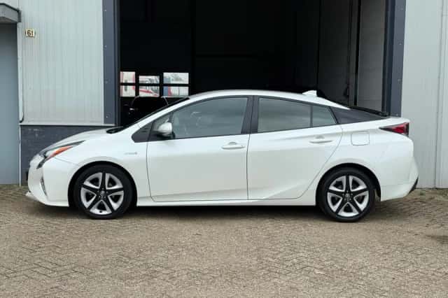 Toyota Prius (2017) thumbnail 3