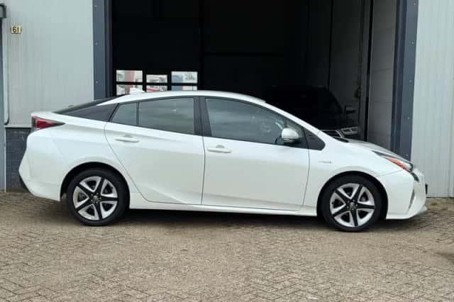 Toyota Prius (2017) thumbnail 4