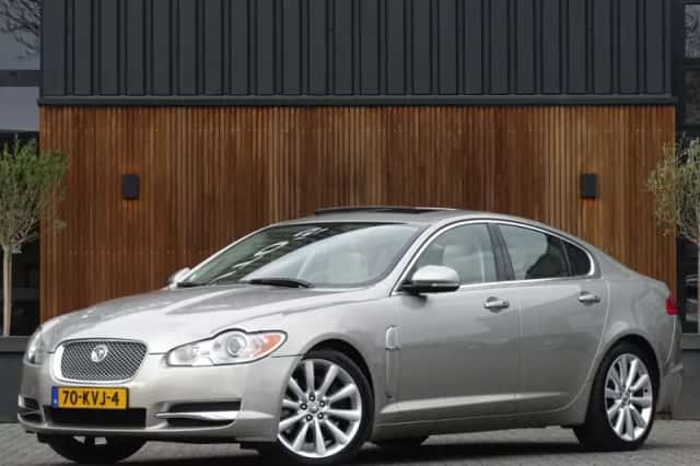 Jaguar XF (2010) thumbnail 1