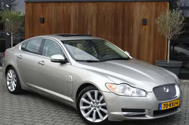 Jaguar XF (2010) thumbnail 2