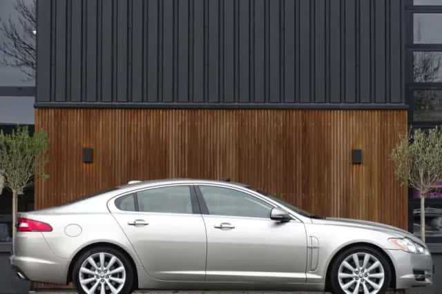 Jaguar XF (2010) thumbnail 3