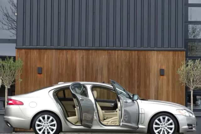 Jaguar XF (2010) thumbnail 4