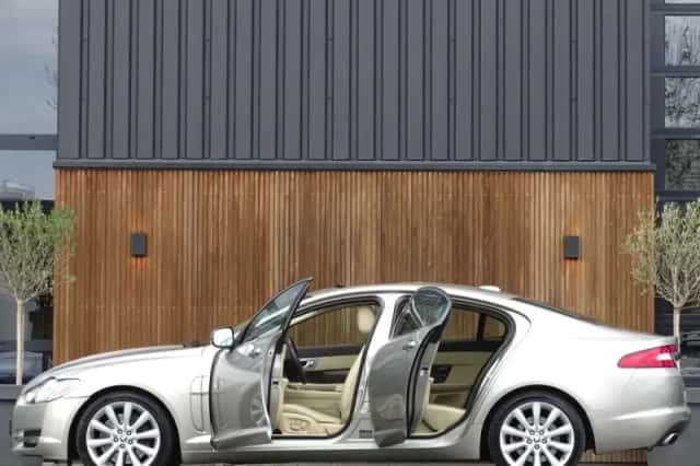 Jaguar XF (2010) thumbnail 6