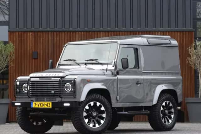 Land Rover Defender (2010) thumbnail 1