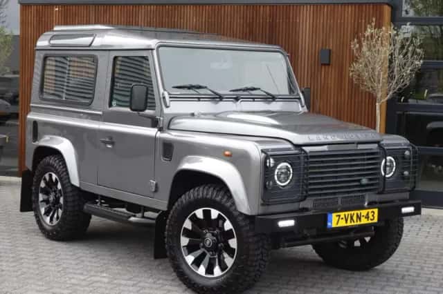 Land Rover Defender (2010) thumbnail 2