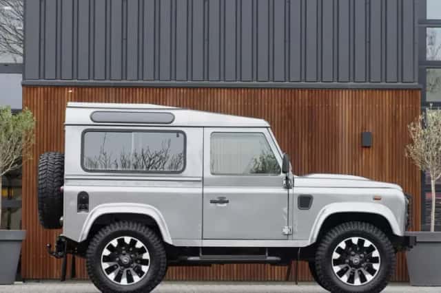 Land Rover Defender (2010) thumbnail 3