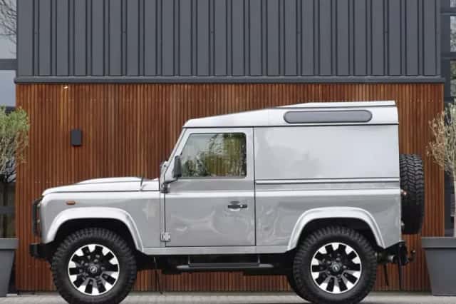 Land Rover Defender (2010) thumbnail 4