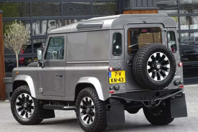 Land Rover Defender (2010) thumbnail 5